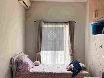 Di Jual Rumah 2 Lantai Asri Depan Taman di Komplek Elite Duren Sawit Jakarta Timur