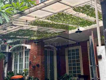 Di Jual Rumah 2 Lantai Asri Depan Taman di Komplek Elite Duren Sawit Jakarta Timur