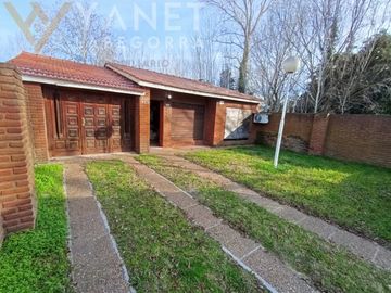 AMPLIO CHALET AL FRENTE CON QUINCHO SANTA TERESITA