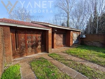 AMPLIO CHALET AL FRENTE CON QUINCHO SANTA TERESITA