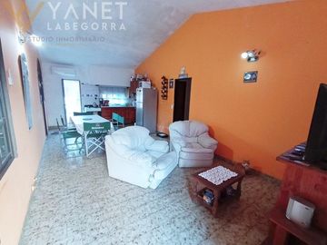 AMPLIO CHALET AL FRENTE CON QUINCHO SANTA TERESITA