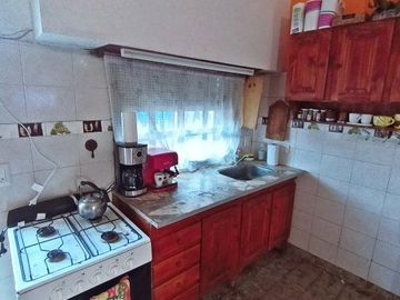 AMPLIO CHALET AL FRENTE CON QUINCHO SANTA TERESITA