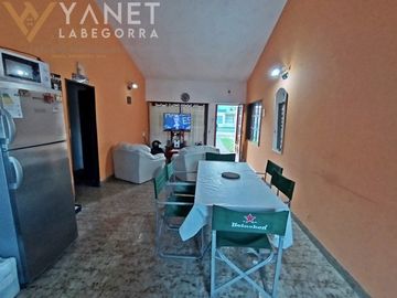 AMPLIO CHALET AL FRENTE CON QUINCHO SANTA TERESITA