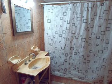 AMPLIO CHALET AL FRENTE CON QUINCHO SANTA TERESITA