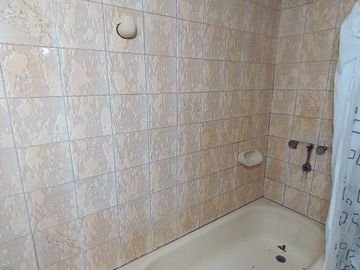 AMPLIO CHALET AL FRENTE CON QUINCHO SANTA TERESITA