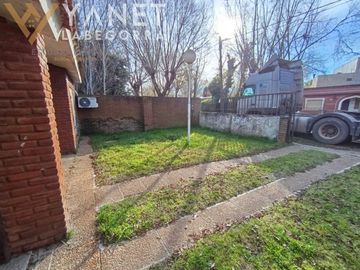 AMPLIO CHALET AL FRENTE CON QUINCHO SANTA TERESITA