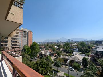 Arriendo amplio departamento tres dormitorios más servicio, en Las Condes.