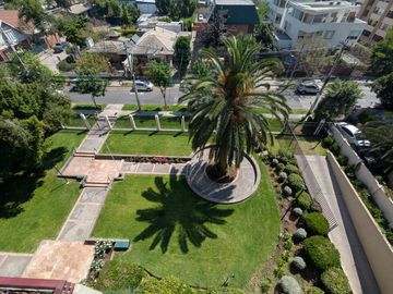 Arriendo amplio departamento tres dormitorios más servicio, en Las Condes.