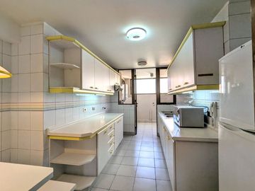 Arriendo amplio departamento tres dormitorios más servicio, en Las Condes.