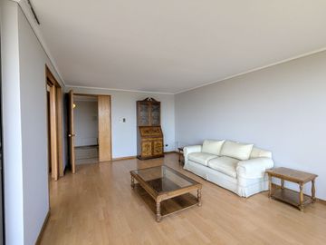 Arriendo amplio departamento tres dormitorios más servicio, en Las Condes.