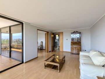 Arriendo amplio departamento tres dormitorios más servicio, en Las Condes.