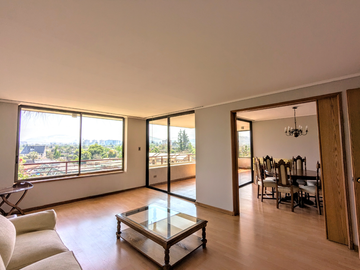 Arriendo amplio departamento tres dormitorios más servicio, en Las Condes.