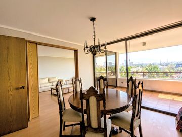 Arriendo amplio departamento tres dormitorios más servicio, en Las Condes.