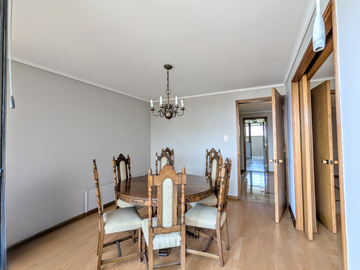 Arriendo amplio departamento tres dormitorios más servicio, en Las Condes.