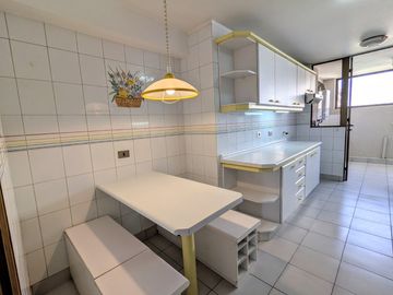 Arriendo amplio departamento tres dormitorios más servicio, en Las Condes.