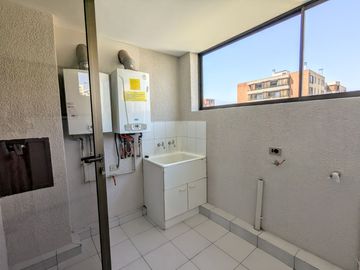 Arriendo amplio departamento tres dormitorios más servicio, en Las Condes.