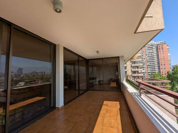 Arriendo amplio departamento tres dormitorios más servicio, en Las Condes.