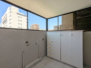 Arriendo amplio departamento tres dormitorios más servicio, en Las Condes.