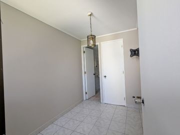 Arriendo amplio departamento tres dormitorios más servicio, en Las Condes.