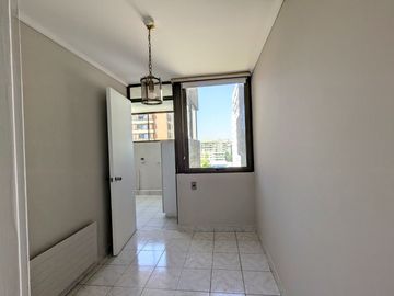 Arriendo amplio departamento tres dormitorios más servicio, en Las Condes.