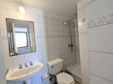 Arriendo amplio departamento tres dormitorios más servicio, en Las Condes.