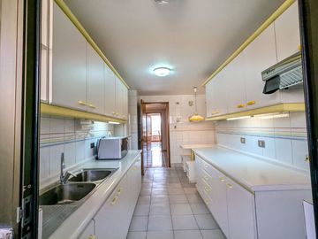 Arriendo amplio departamento tres dormitorios más servicio, en Las Condes.