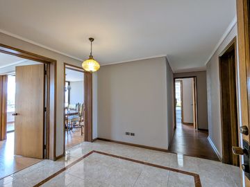 Arriendo amplio departamento tres dormitorios más servicio, en Las Condes.