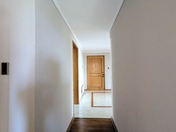 Arriendo amplio departamento tres dormitorios más servicio, en Las Condes.