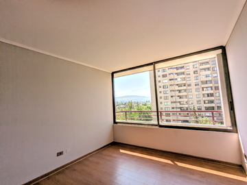 Arriendo amplio departamento tres dormitorios más servicio, en Las Condes.