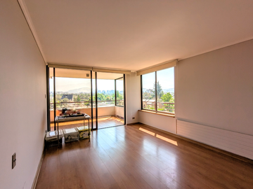 Arriendo amplio departamento tres dormitorios más servicio, en Las Condes.