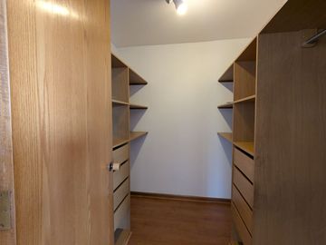 Arriendo amplio departamento tres dormitorios más servicio, en Las Condes.