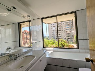 Arriendo amplio departamento tres dormitorios más servicio, en Las Condes.