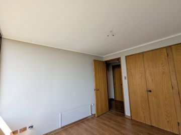Arriendo amplio departamento tres dormitorios más servicio, en Las Condes.