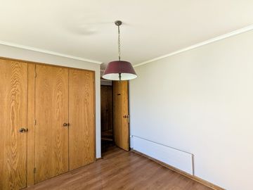 Arriendo amplio departamento tres dormitorios más servicio, en Las Condes.