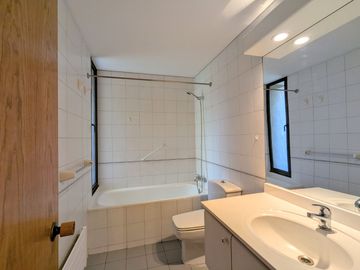 Arriendo amplio departamento tres dormitorios más servicio, en Las Condes.