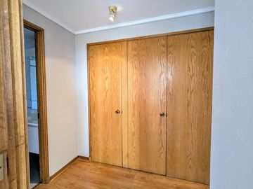 Arriendo amplio departamento tres dormitorios más servicio, en Las Condes.