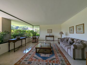 Arriendo amplio departamento tres dormitorios más servicio, en Las Condes.