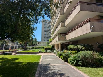 Arriendo amplio departamento tres dormitorios más servicio, en Las Condes.