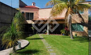 CASA SOLA EN VENTA CON ALBERCA EN JIUTEPEC, MOR.