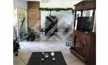 CASA SOLA EN VENTA CON ALBERCA EN JIUTEPEC, MOR.