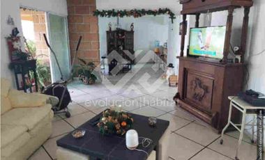 CASA SOLA EN VENTA CON ALBERCA EN JIUTEPEC, MOR.