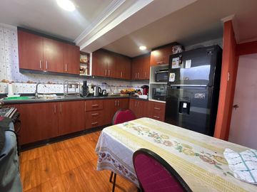 TU OPORTUNIDAD!! SE VENDE CASA, EN RECOLETA.