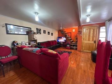 TU OPORTUNIDAD!! SE VENDE CASA, EN RECOLETA.