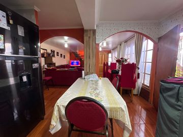 TU OPORTUNIDAD!! SE VENDE CASA, EN RECOLETA.