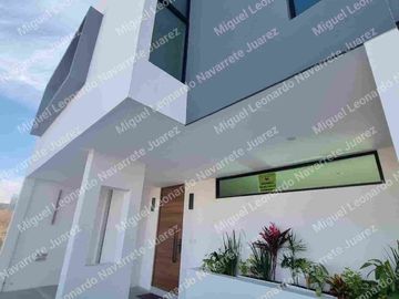 Se Vende Casa en Corregidora, con finos acabados