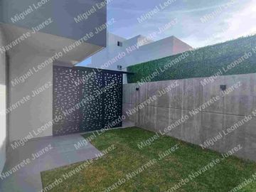 Se Vende Casa en Corregidora, con finos acabados