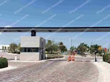 Se Vende Casa en Corregidora, con finos acabados