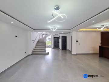 En venta casa de Lujo en Zarzas 2 cerca de la Laguna de la Daniel Alvarez y a pocos minutos del centro de Loja