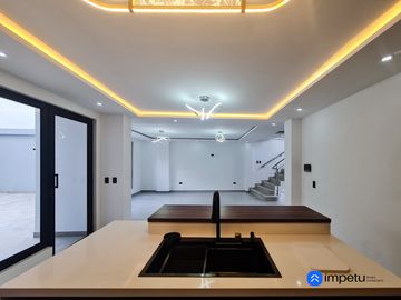 En venta casa de Lujo en Zarzas 2 cerca de la Laguna de la Daniel Alvarez y a pocos minutos del centro de Loja