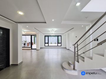 En venta casa de Lujo en Zarzas 2 cerca de la Laguna de la Daniel Alvarez y a pocos minutos del centro de Loja